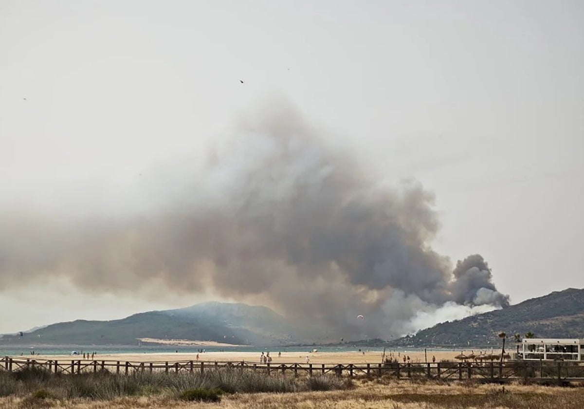 Una columna de humo en la zona del incendio