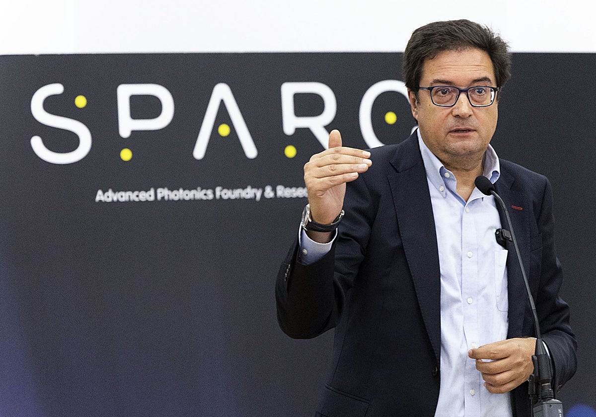 El ministro Óscar López, el jueves, tras una reunión de trabajo