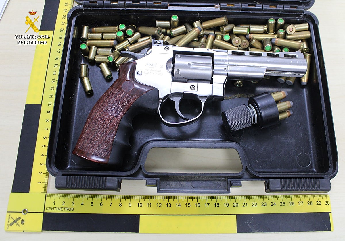 Imagen del revólver intervenido por la Guardia Civil al traficante secuestrador de Valencia