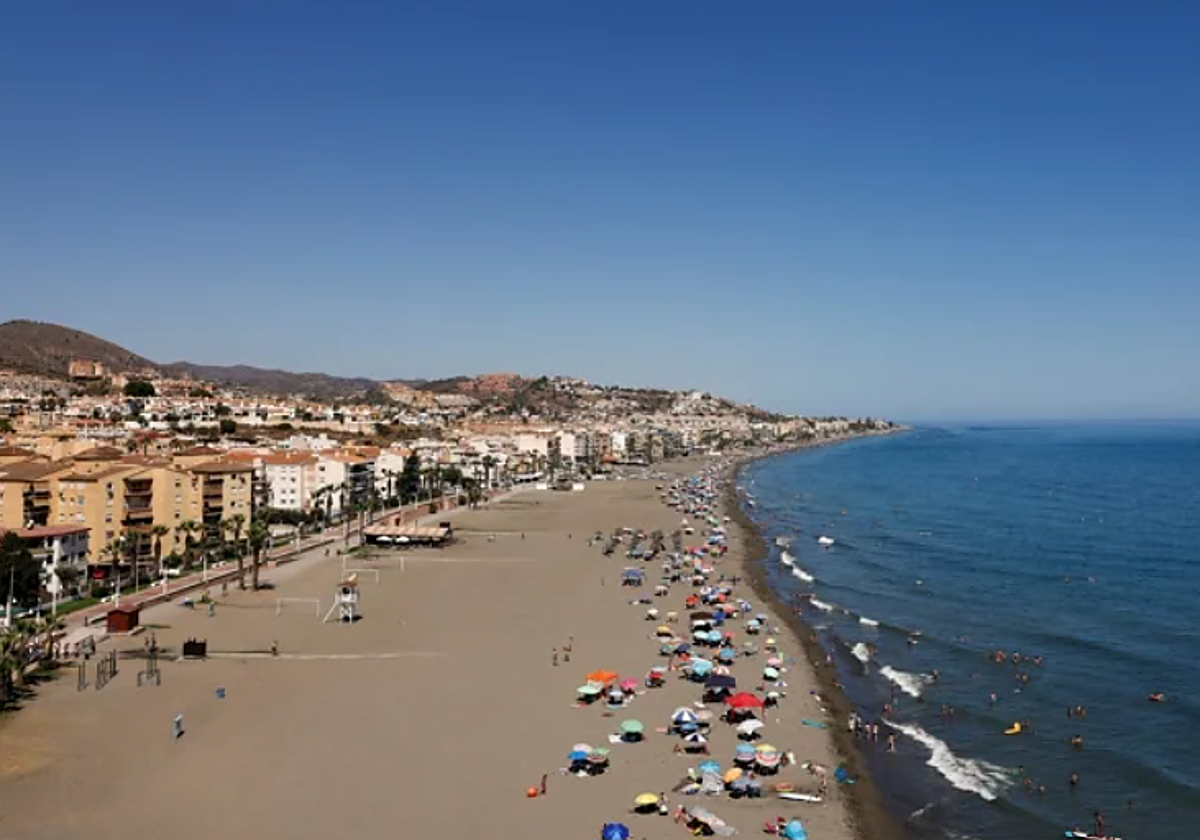 Imagen de la playa de Rincón de la Victoria donde ha sido encontrada la víctima