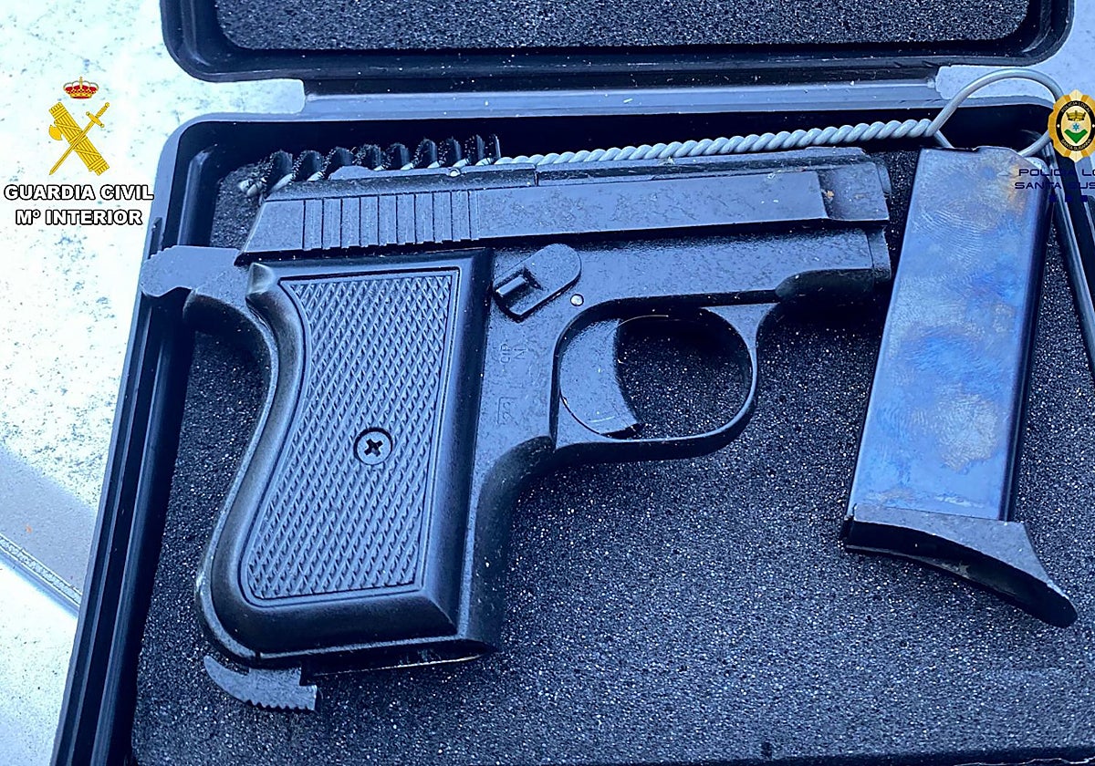 Pistola de fogueo encontrada en la vivienda