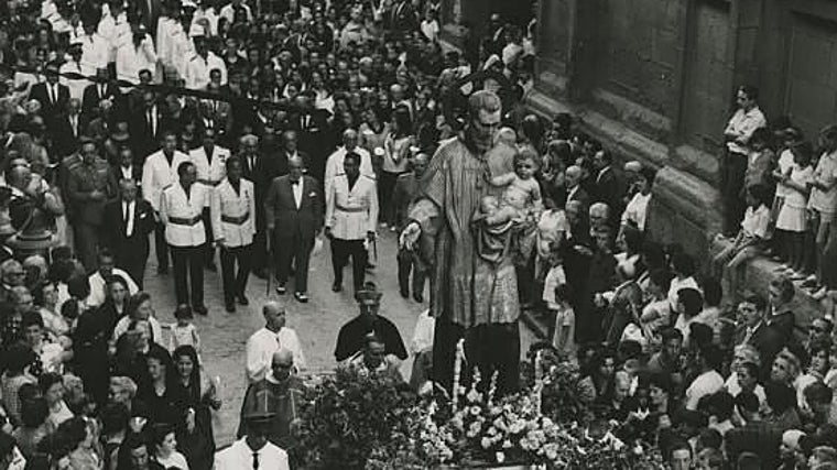 La procesión de San Cayetano desfila por la calle de Embajadores, en 1964