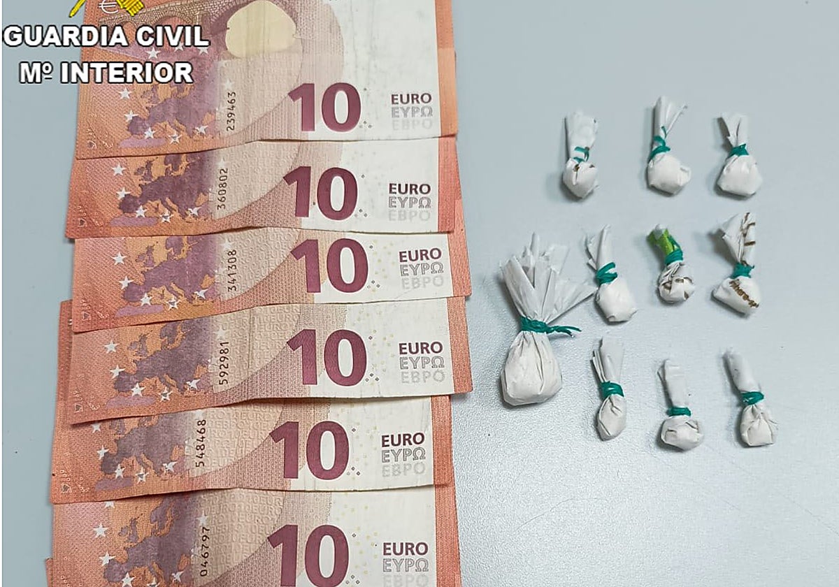 El dinero y la droga intervenida.