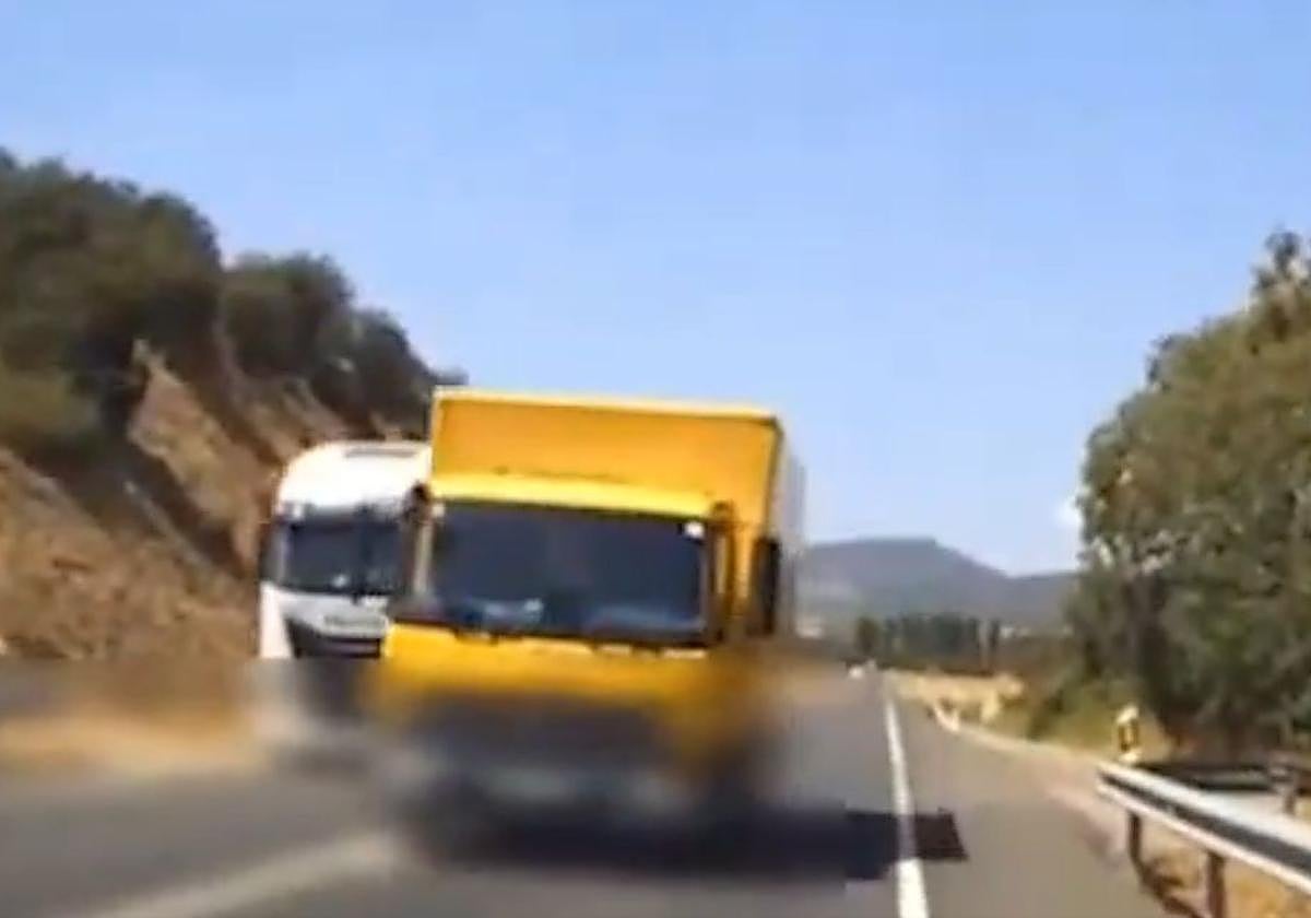 Detenido en Huesca por un temerario adelantamiento a dos camiones con un coche de frente
