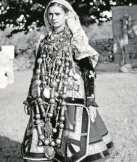 Imagen secundaria 2 - La muestra 'Suerños Rotos, en el Museo de la Evolución Humana de Burgos; las imágenes sobre minería en el de Sabero y el montaje 'Vestir el Barro, en el Etnográfico de Zamora, son algunas de las propuestas 