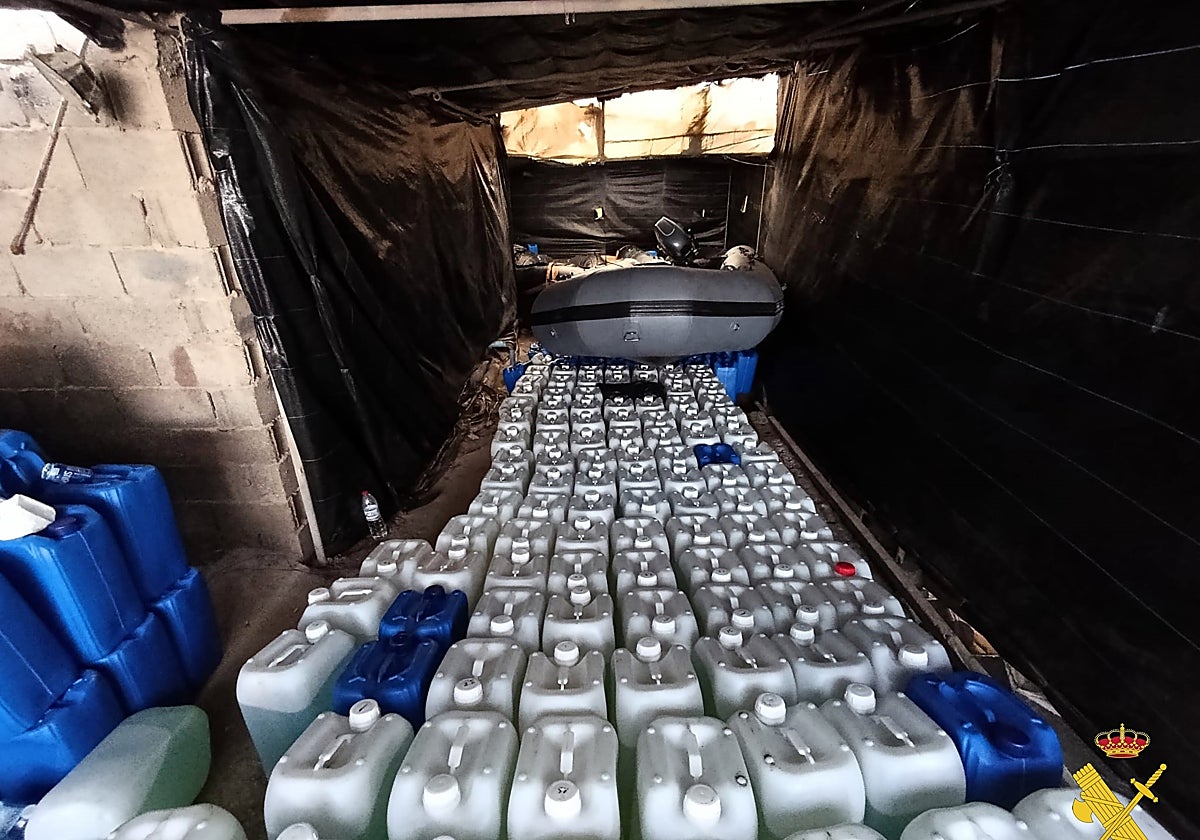 Los agentes encontraron un almacén con lanchas neumáticas y cientos de garrafas con combustible