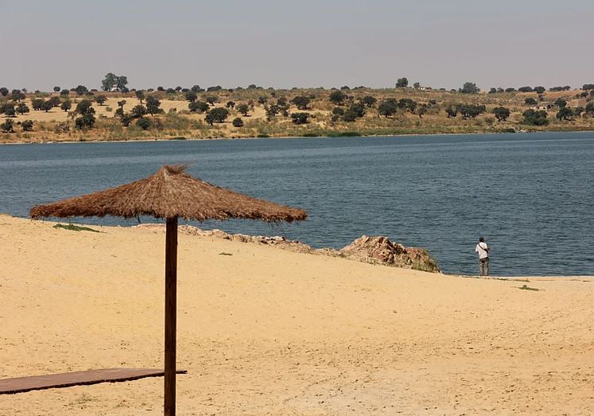 Aspecto de la playa continental en la presa de La Colada, en El Viso de Córdoba