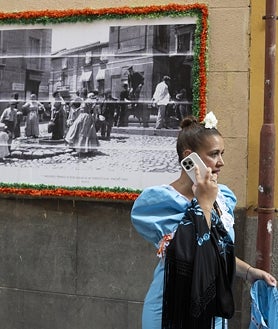 Imagen secundaria 2 - La céntrica calle del Oso engalanada con motivo de las fiestas populares de la zona del Rastro y Embajadores