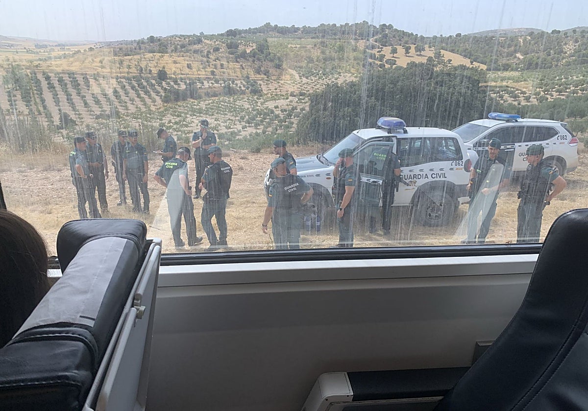 Otra avería deja tirados durante horas a los pasajeros del tren Madrid-Almería, con intervención de la Guardia Civil