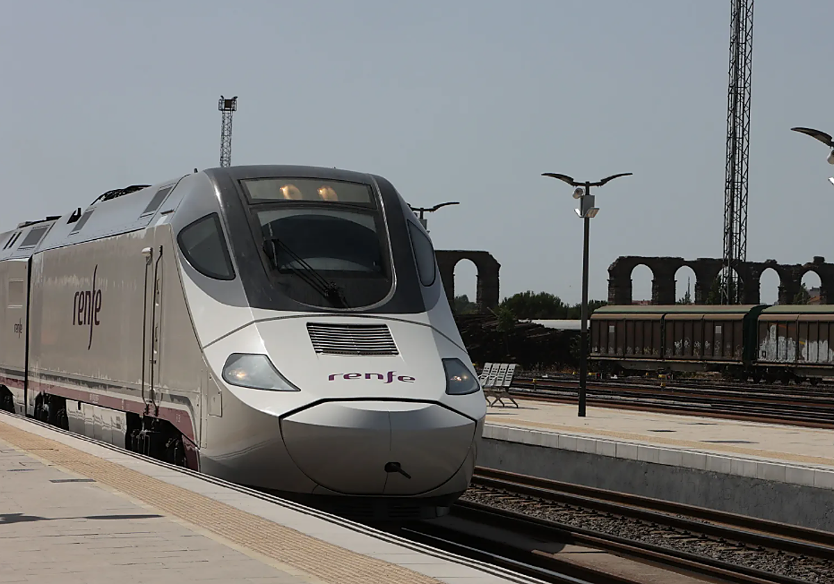 Vista de un tren Alvia en Mérida