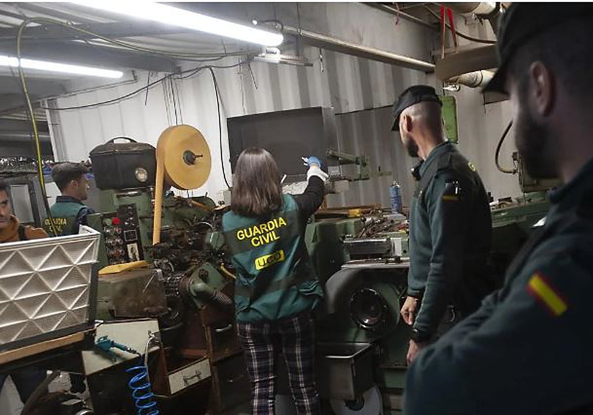 La Guardia Civil interviene en una fábrica ilegal de tabaco en Málaga