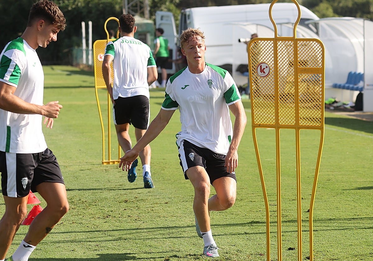 George Andrews entrenando con el Córdoba CF