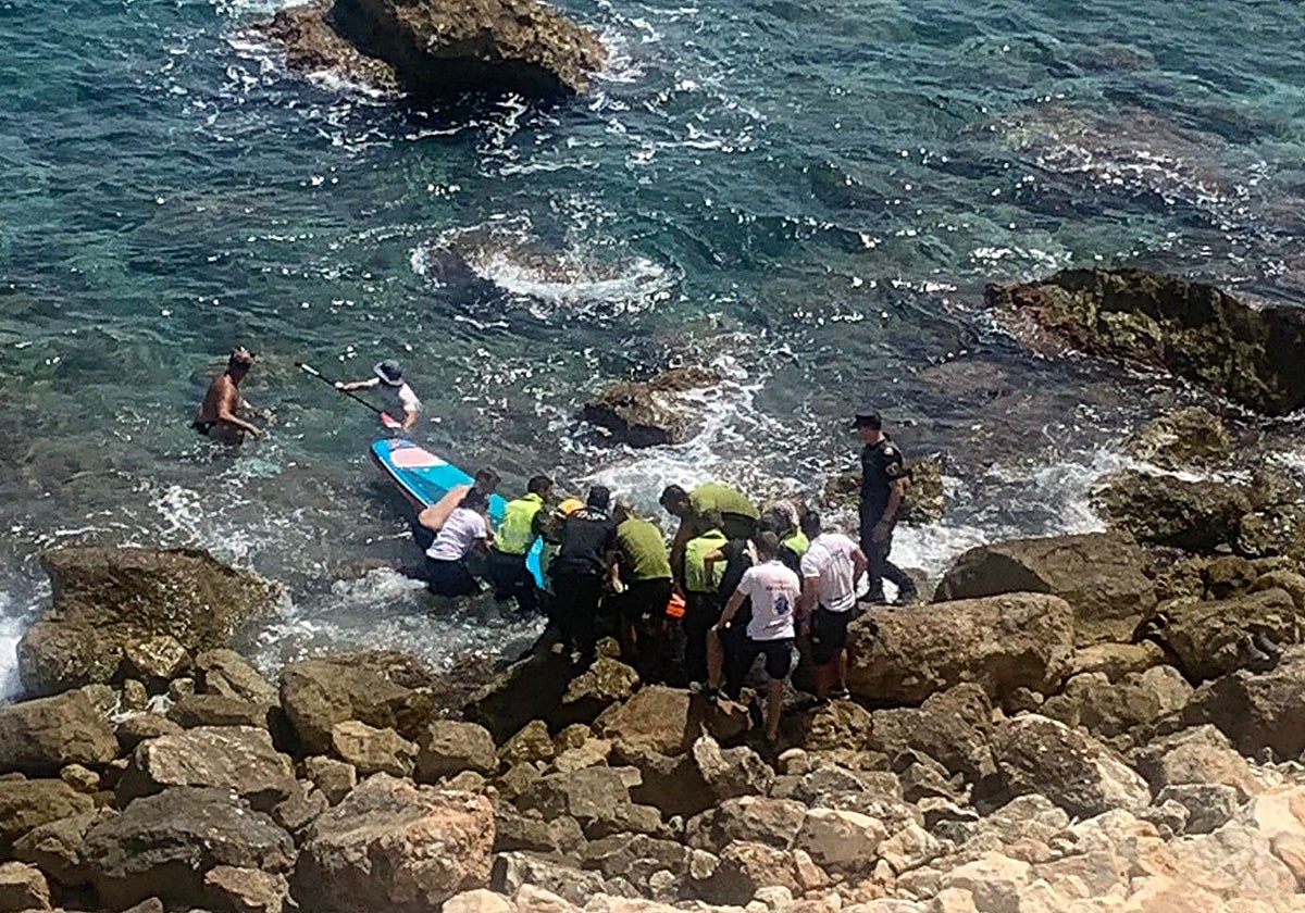 Imagen del rescate al bañista herido en la cala del Peñón de Ifach