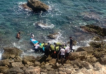 Rescatan a un bañista tras caer al mar desde cinco metros mientras intentaba bajar una cala en Alicante