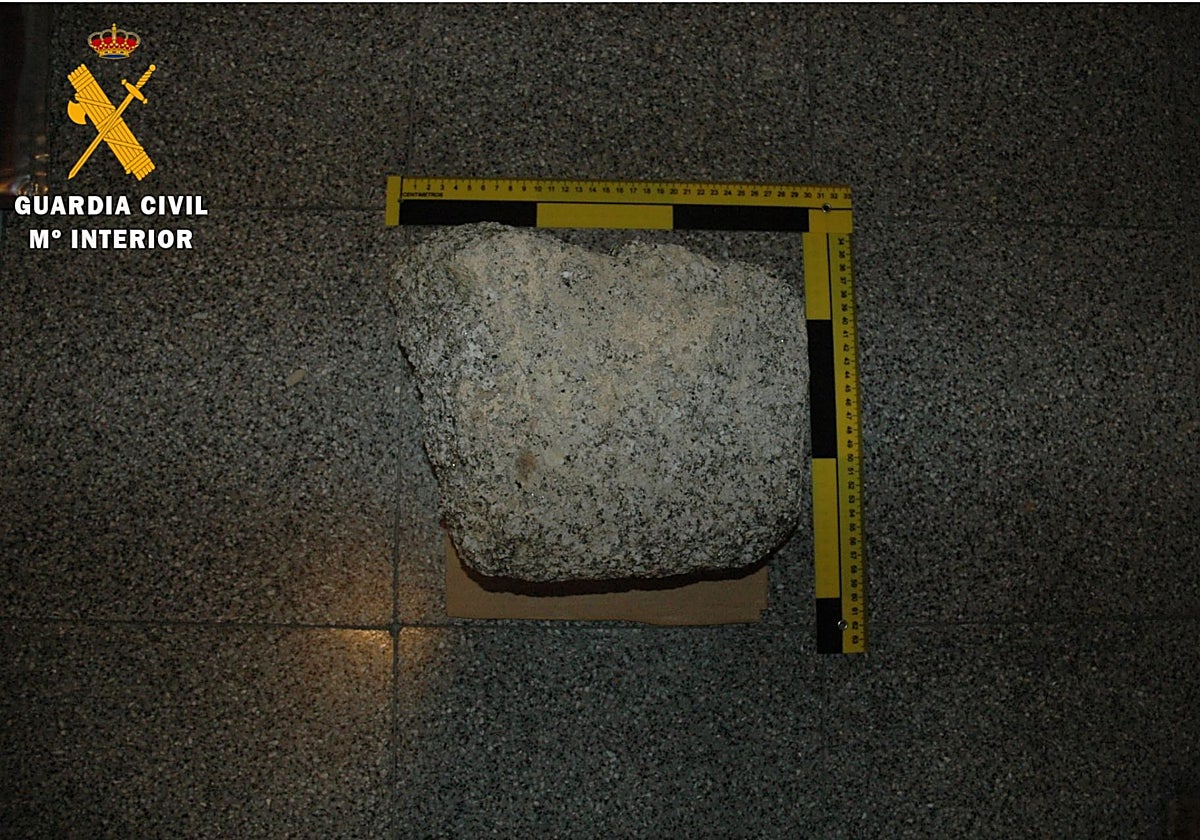 Imagen de la piedra sustraída del Acueducto de Segovia