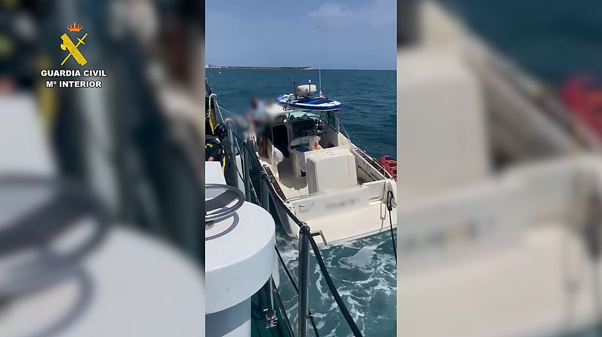 Imagen del rescate a la embarcación por parte de la Guardia Civil