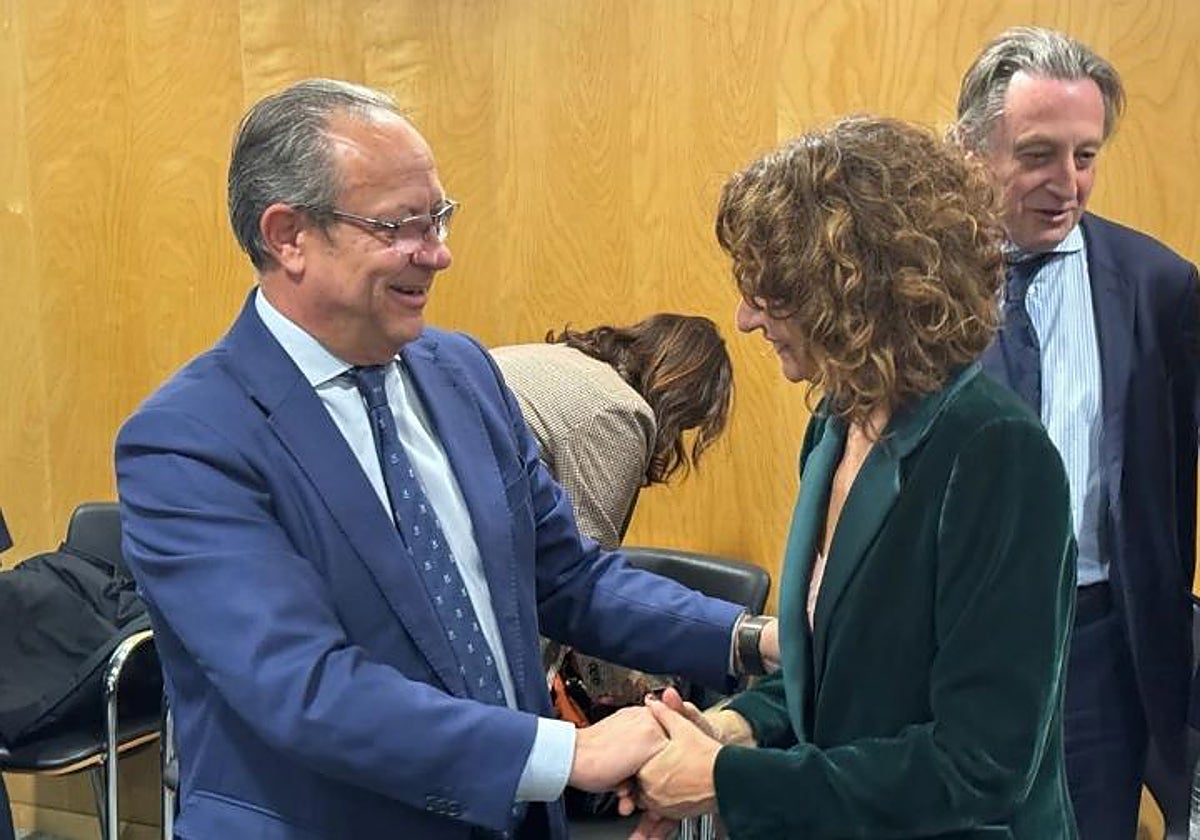 La ministra MaríaJesús Montero saluda al consejero de Hacienda de Castilla-La Mancha, Juan Alfonso Ruiz Molina, en una foto de archivo