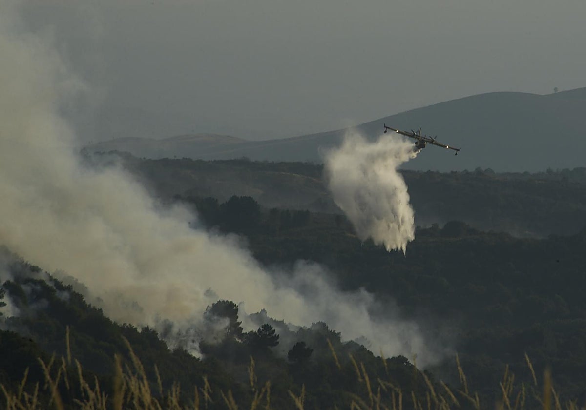 Un avión lanza agua sobre un incendio en la provincia de Orense, hace unos días
