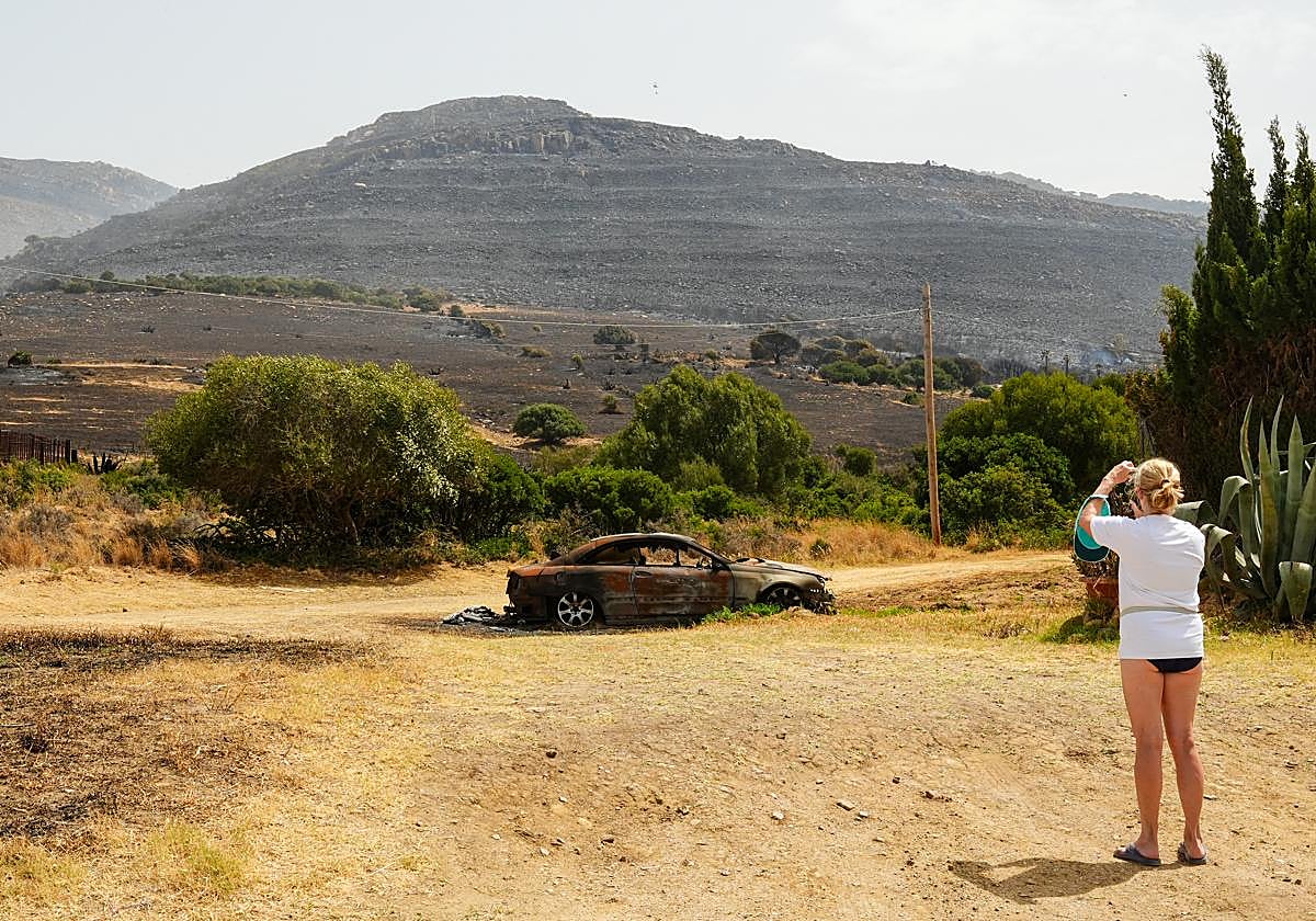 Vegetación y coche calcinado por el incendio en Tarifa,