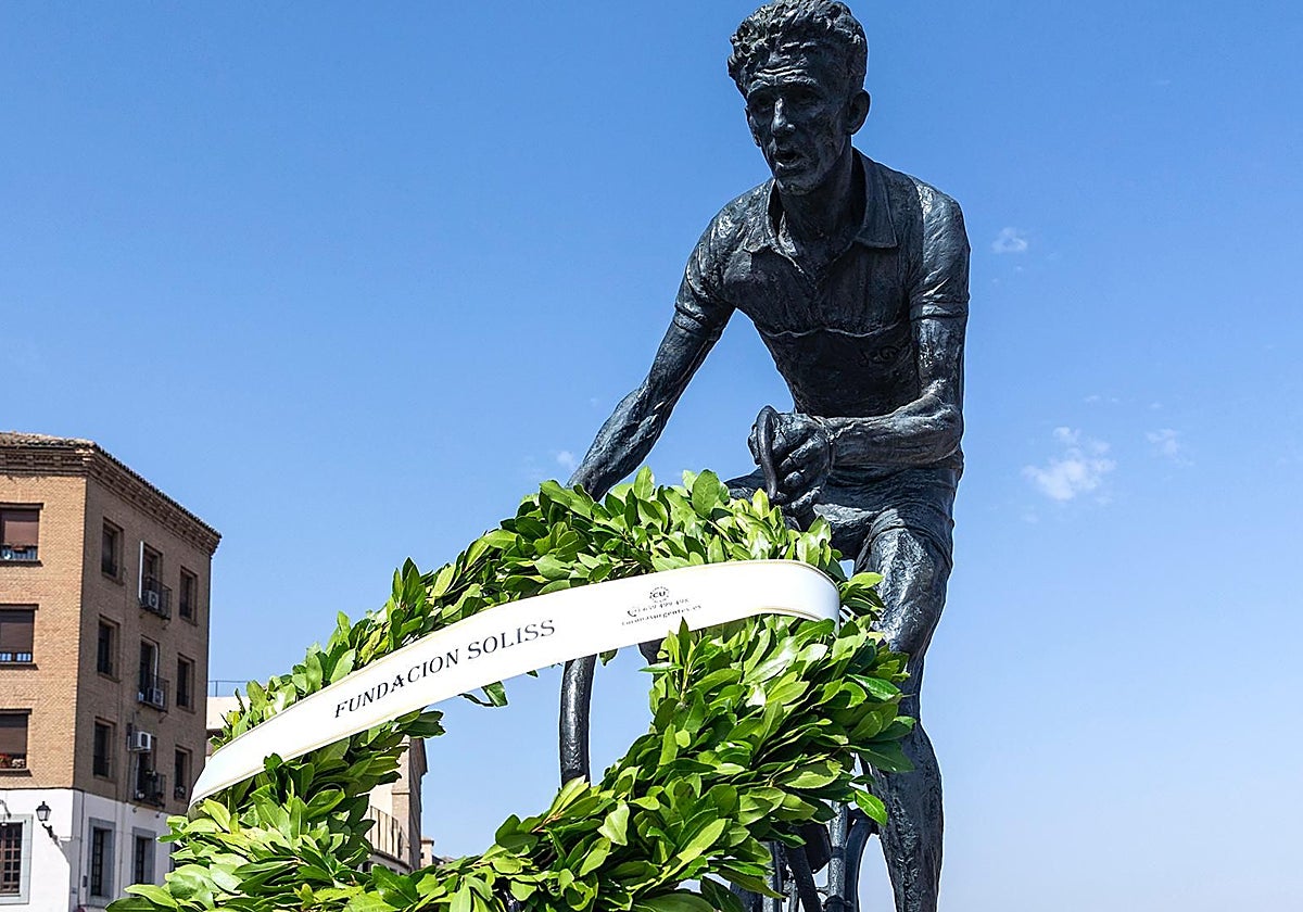 Estatua del ciclista toledano Bahamontes en las inmediaciones del Miradero de Toledo