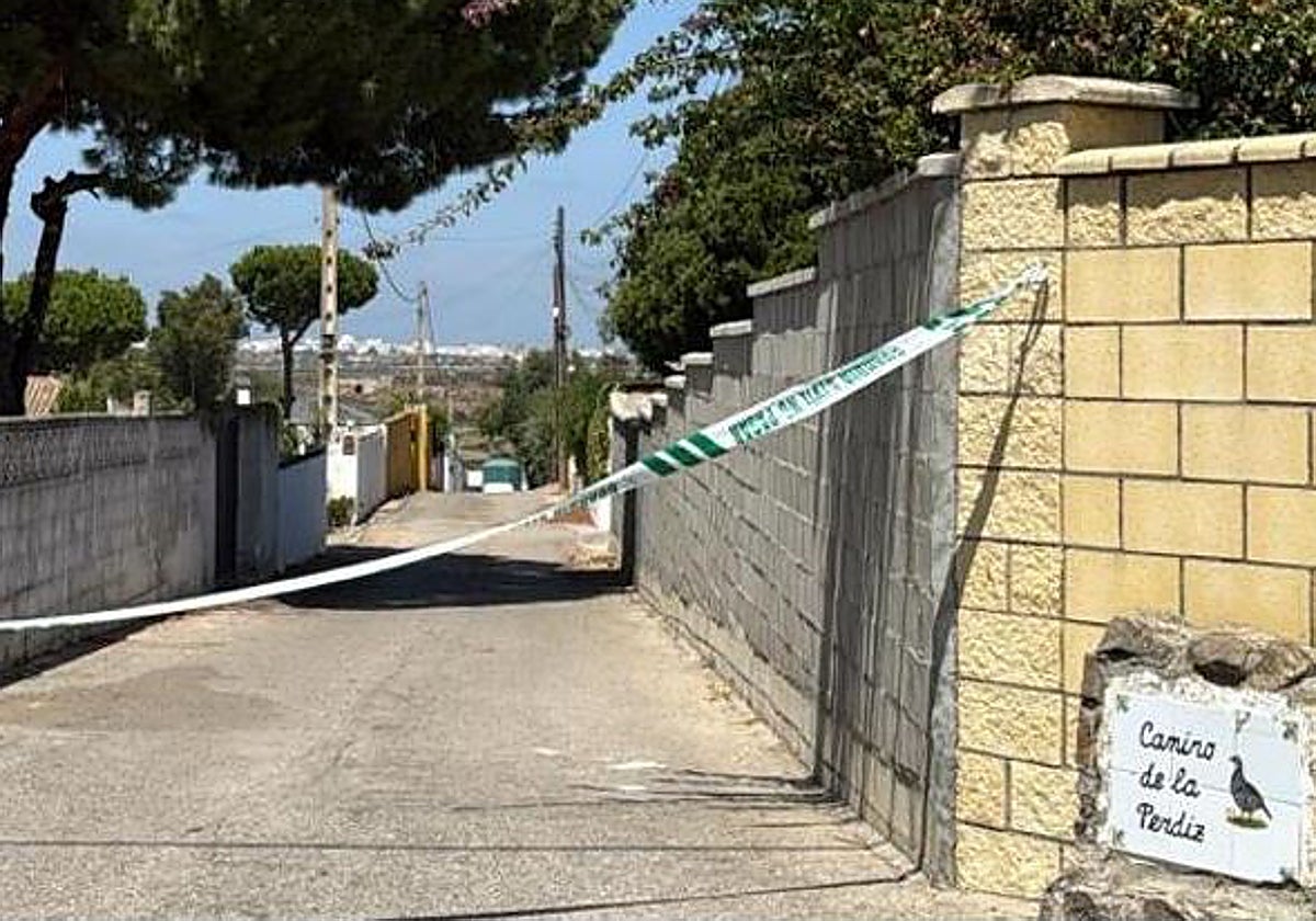 Calle precintada de Chiclana donde se han producido los hechos