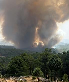Imagen secundaria 2 - Incendio en Ávila visto desde Piedralaves (foto grande), Los Molinos (abajo izquierda) y la Atalaya de Los Picozos (abajo derecha)
