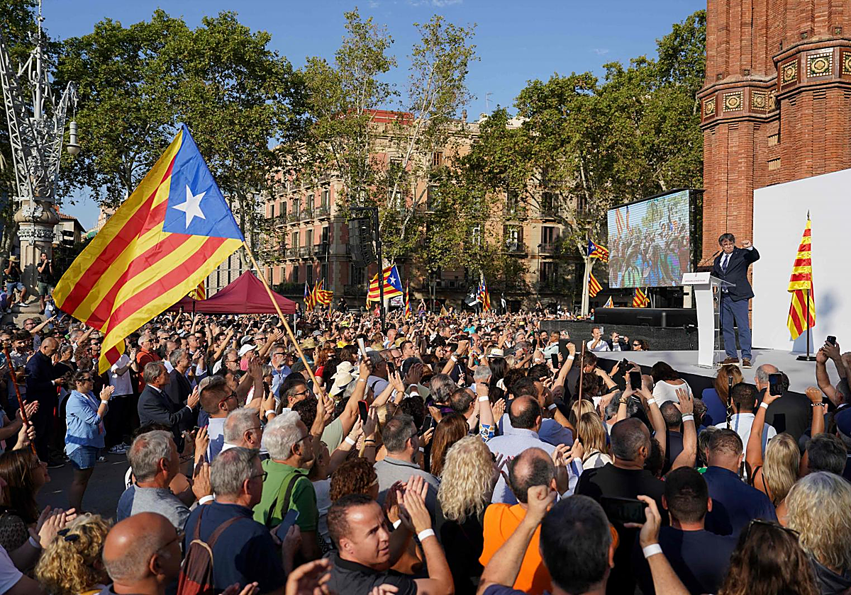 Carles Puigdemont, el 8 de agosto de 2024, dirigiéndose a sus seguidores desde el Arco del Triunfo de Barcelona, a unos metros del Parlamento de Cataluña