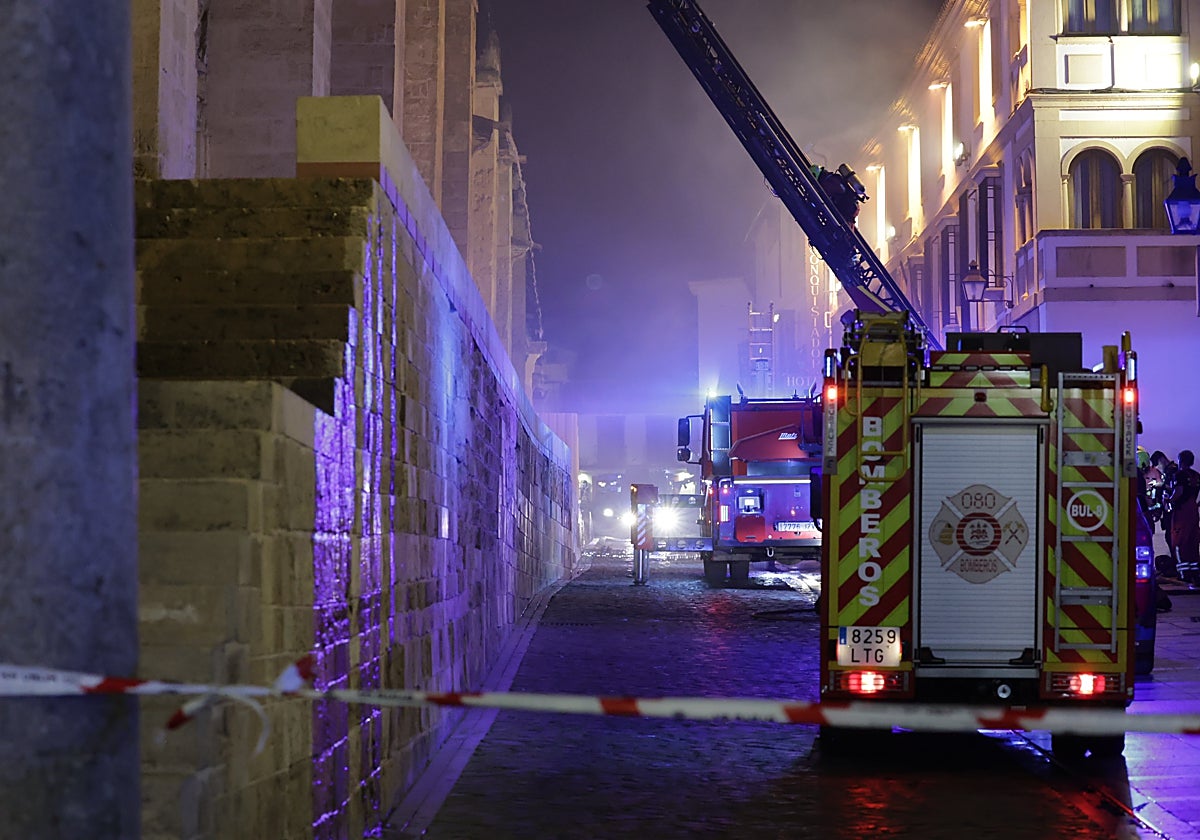 Las dotaciones de Bomberos en la calle Magistral González Francés
