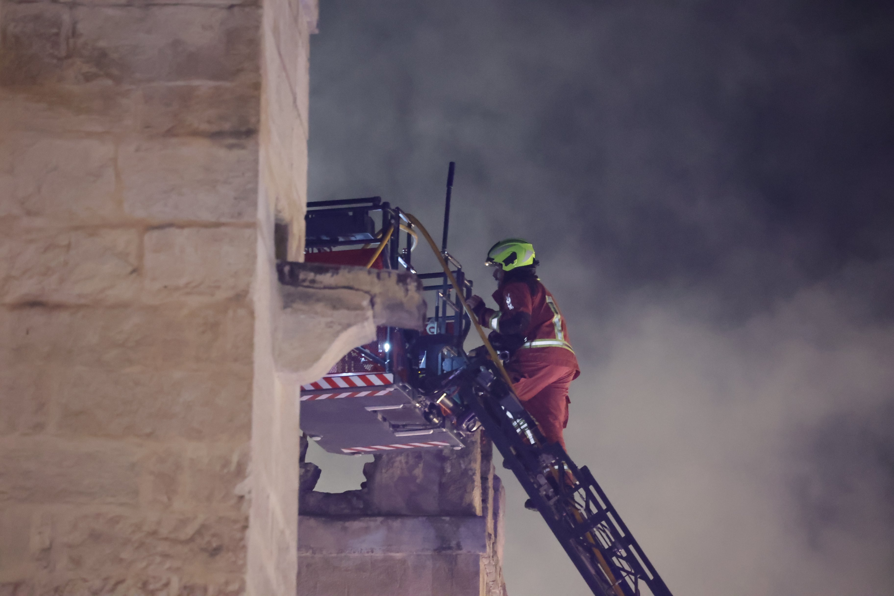 Las imágenes del inquietante incendio en la Mezquita de Córdoba