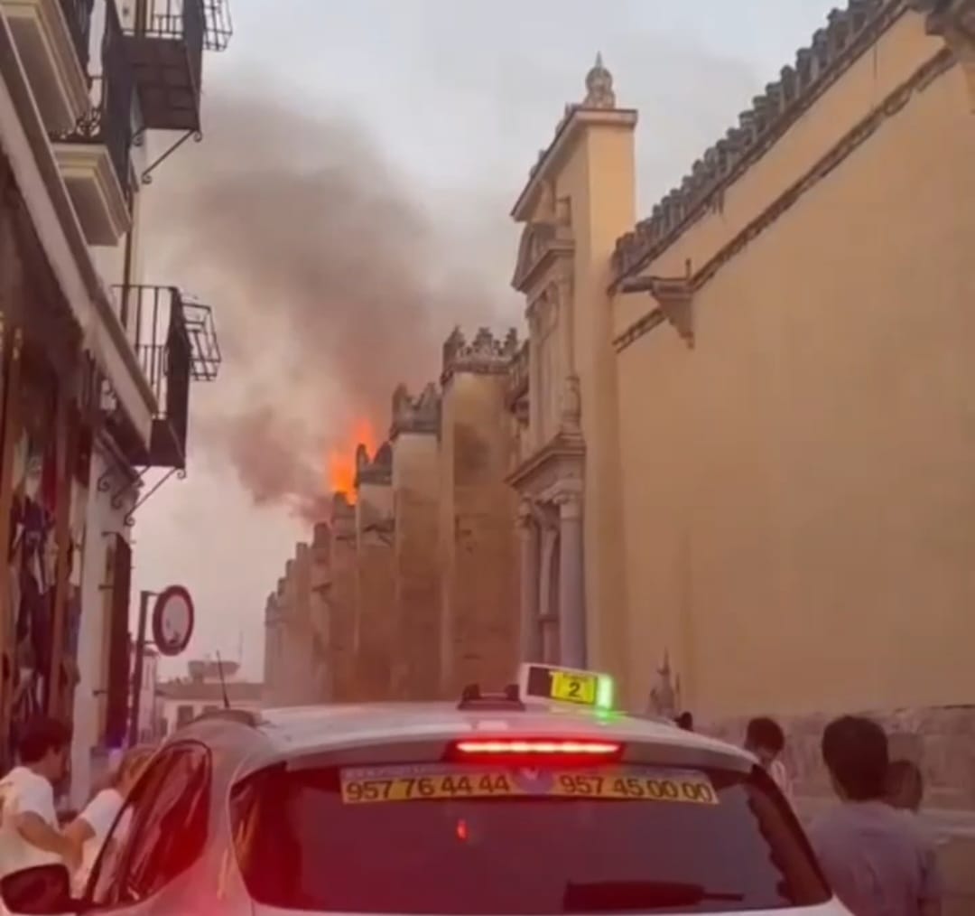 Las imágenes del inquietante incendio en la Mezquita de Córdoba