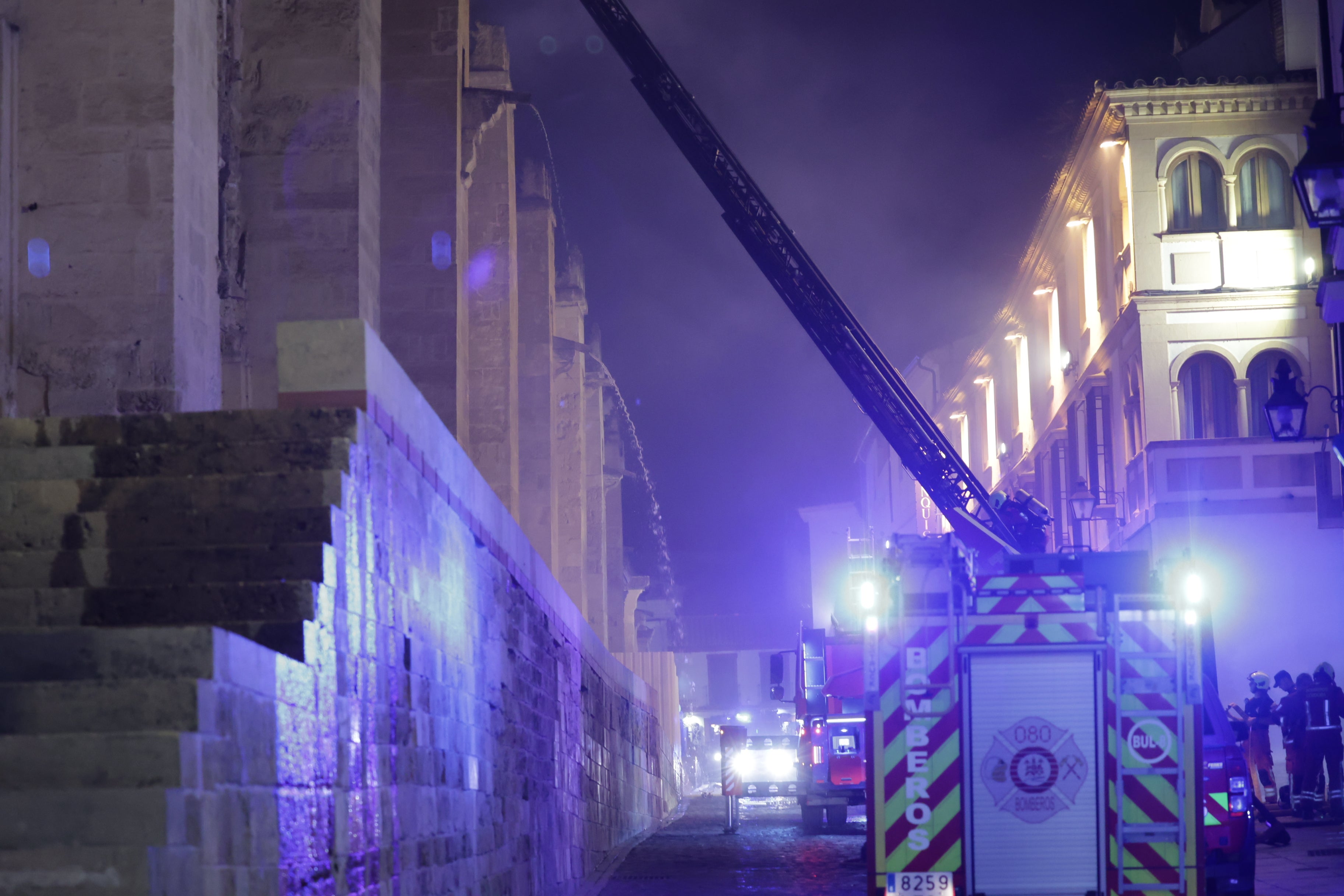 Las imágenes del inquietante incendio en la Mezquita de Córdoba