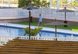 Hospitalizado grave un niño de 18 meses por ahogamiento en una piscina en Elche