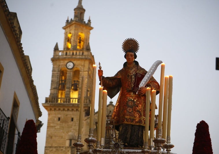 San Lorenzo, con la torre de la iglesia de fondo, durante la procesión de agosto de 2024