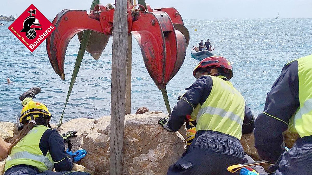 Bomberos trabajan en el rescate del hombre sepultado bajo grandes rocas con ayuda de una grúa en Alicante