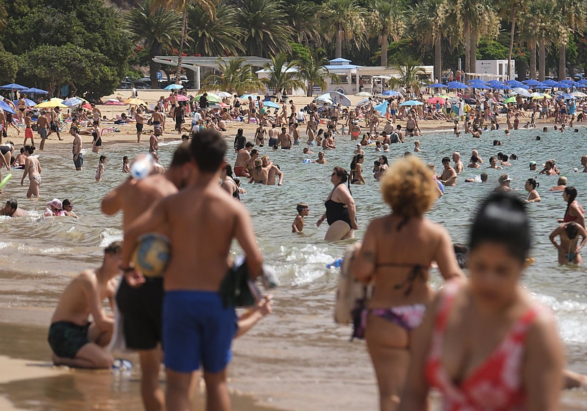 Bañistas en la playa de Las Teresitas de Santa Cruz de Tenerife ayer