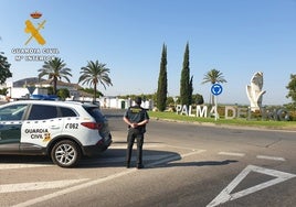 Un agente de la Guardia Civil custodia uno de los accesos a Palma del Río