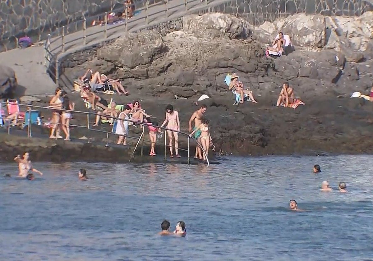 Bañistas se refrescan en una playa del archipiélago canario