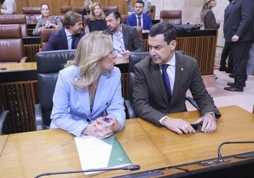Juanma Moreno, presidente andaluz, y Carolina España, consejera de Hacienda, en el Parlamento