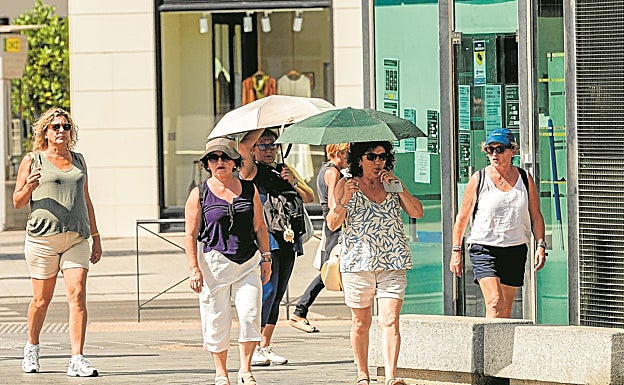 Los paragüas para protegerse del sol son cada vez más comunes