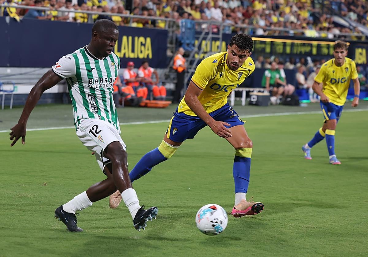 Fomeyem saca el balón jugado ante el Cádiz