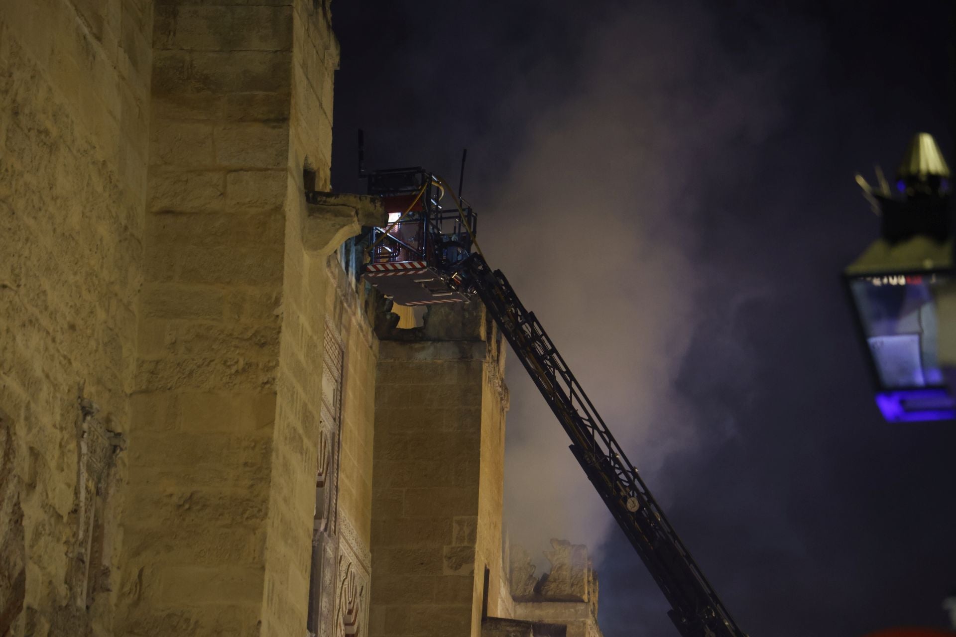Las imágenes del inquietante incendio en la Mezquita de Córdoba