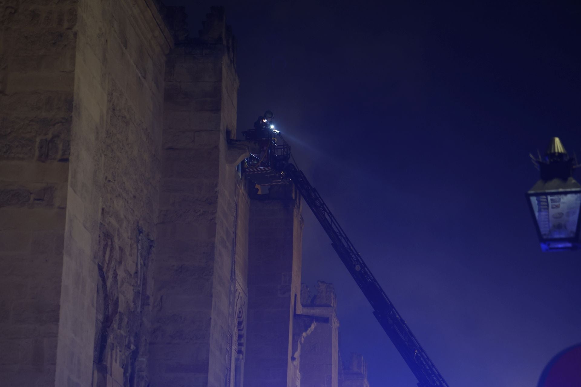 Las imágenes del inquietante incendio en la Mezquita de Córdoba