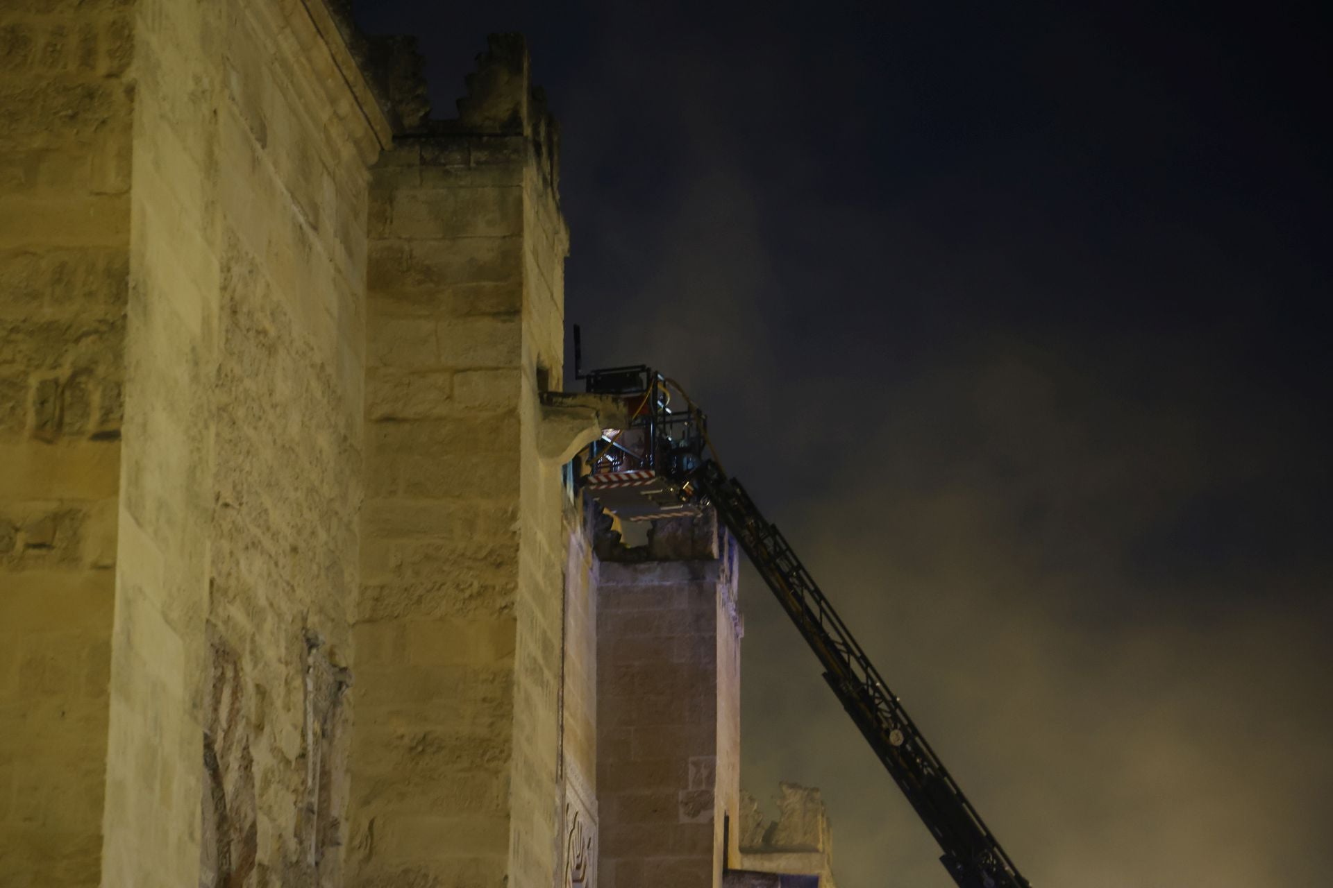 Las imágenes del inquietante incendio en la Mezquita de Córdoba