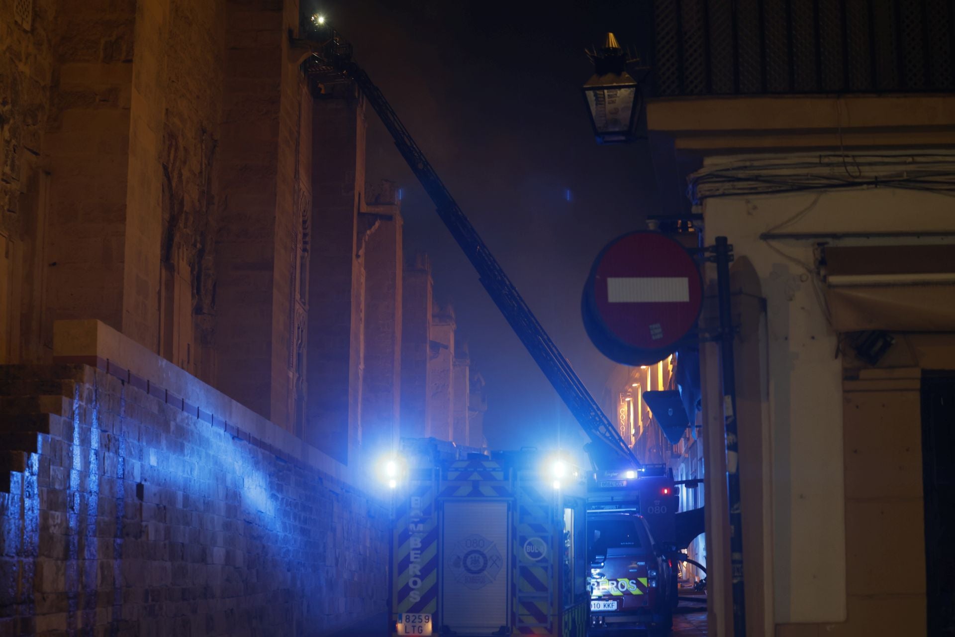 Las imágenes del inquietante incendio en la Mezquita de Córdoba