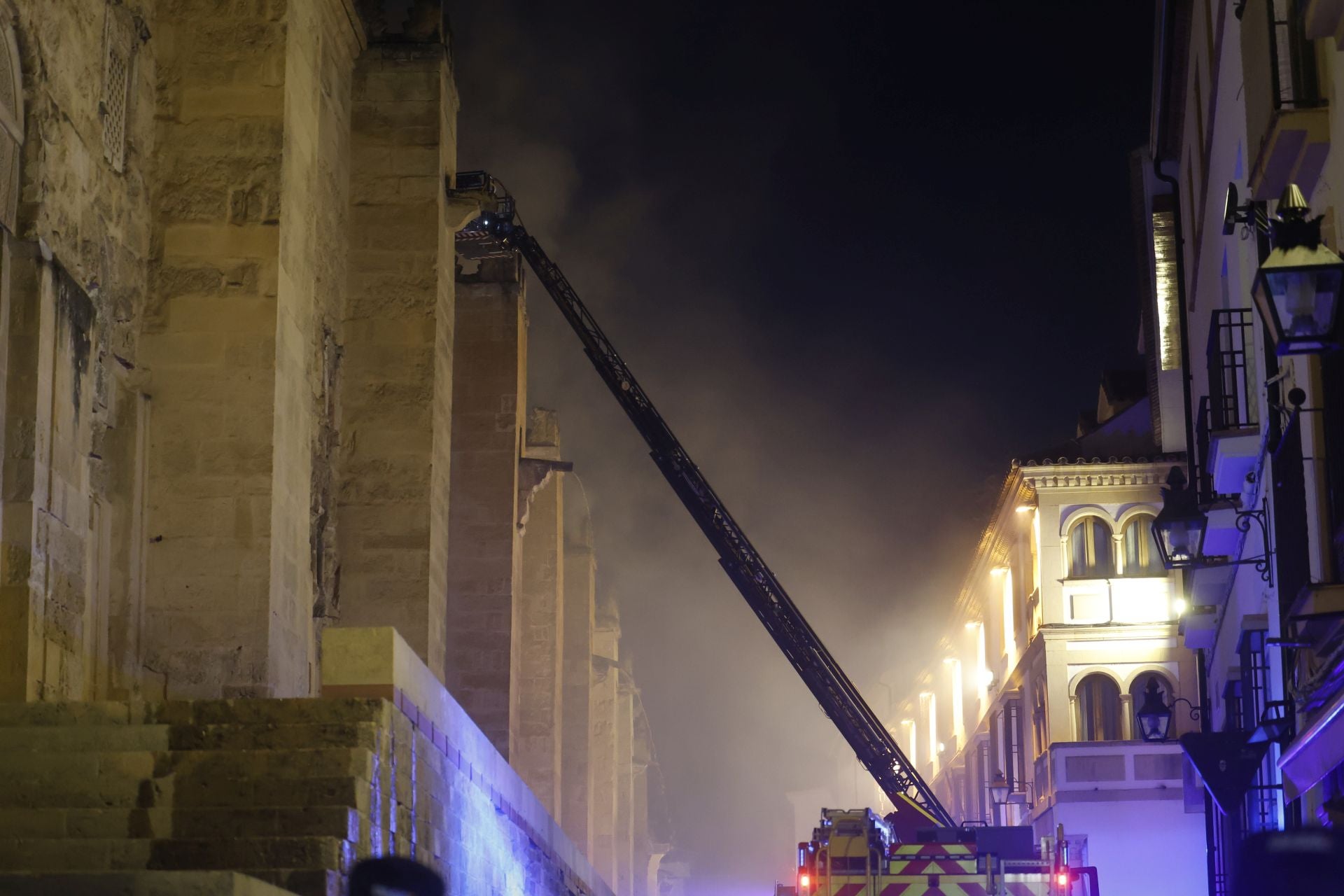 Las imágenes del inquietante incendio en la Mezquita de Córdoba