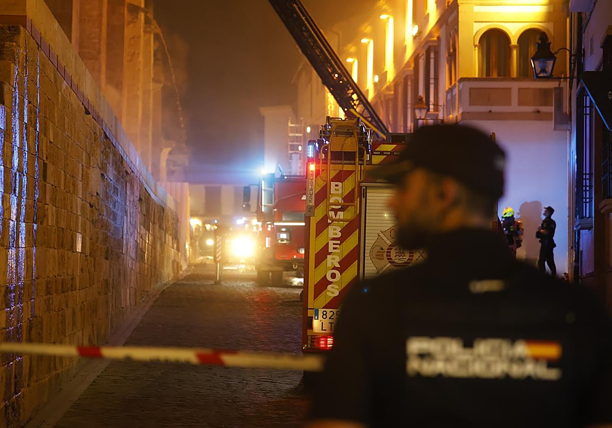 Policias y bomberos ayer en el dispostivo contra el fuego en la Mezquita-Catedral