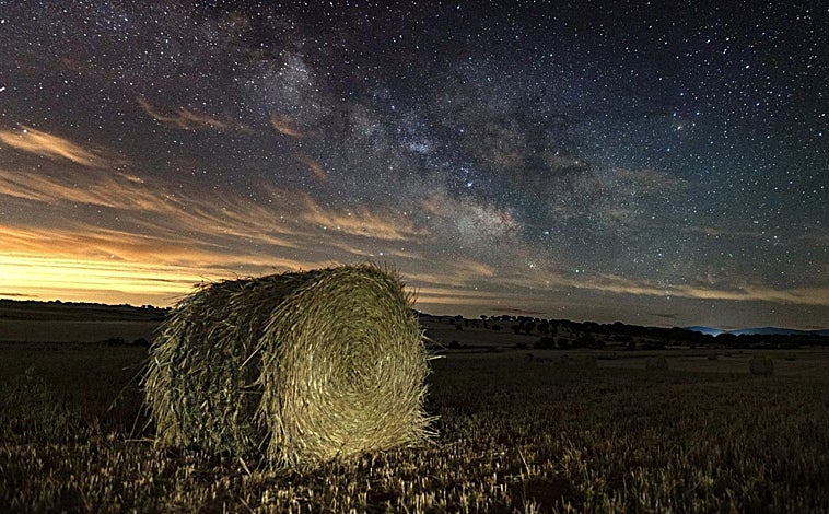 Imagen principal - Imágenes de los cielos de La Moraña (Ávila), una observación astronómica en Valladolid y San Pedro Cultural, en Becerril de Campos (Palencia)