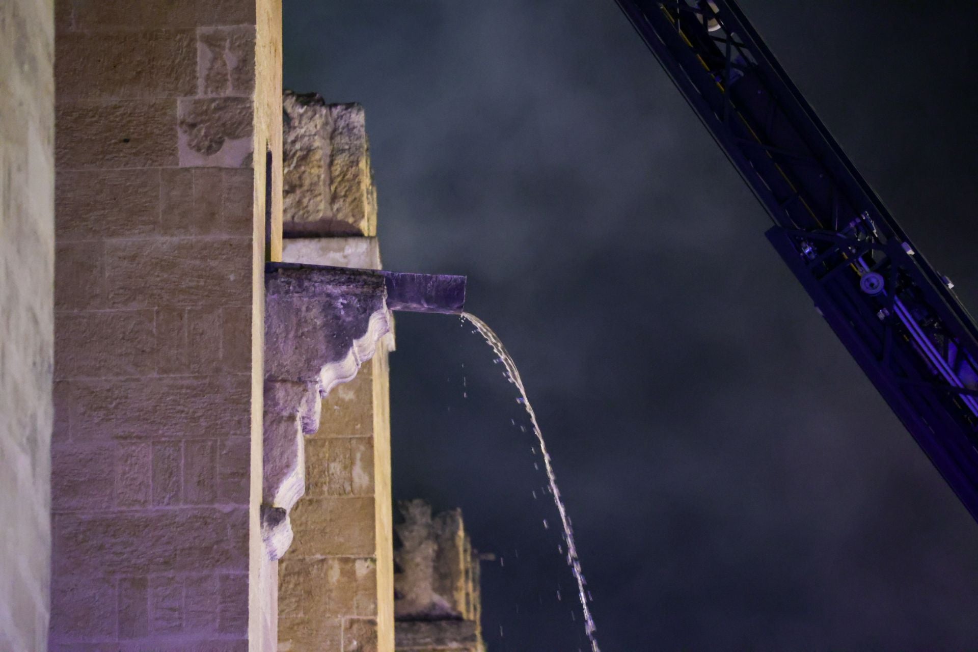 Las imágenes del inquietante incendio en la Mezquita de Córdoba