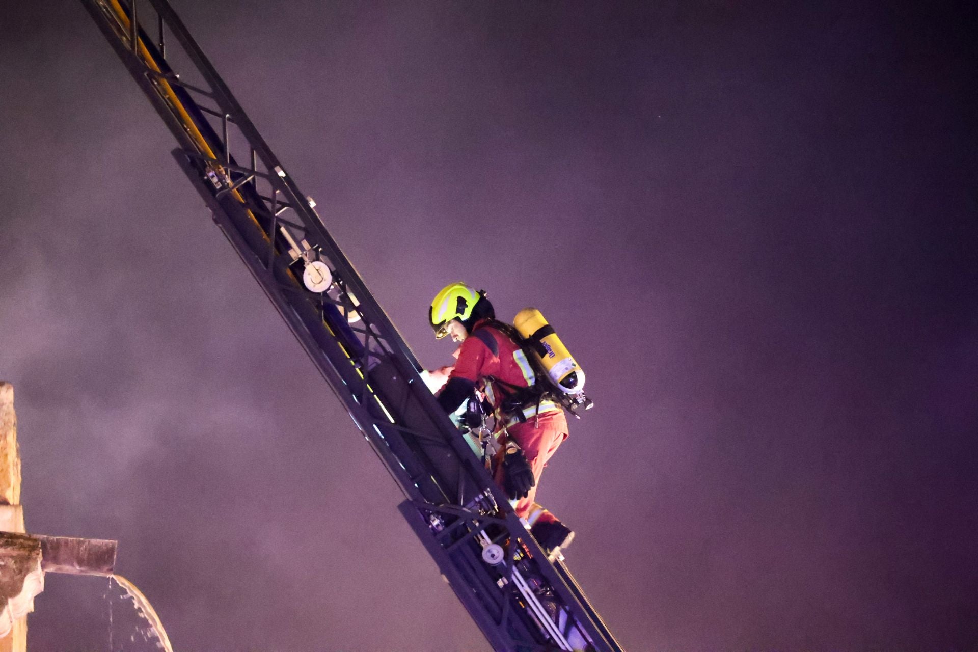 Las imágenes del inquietante incendio en la Mezquita de Córdoba
