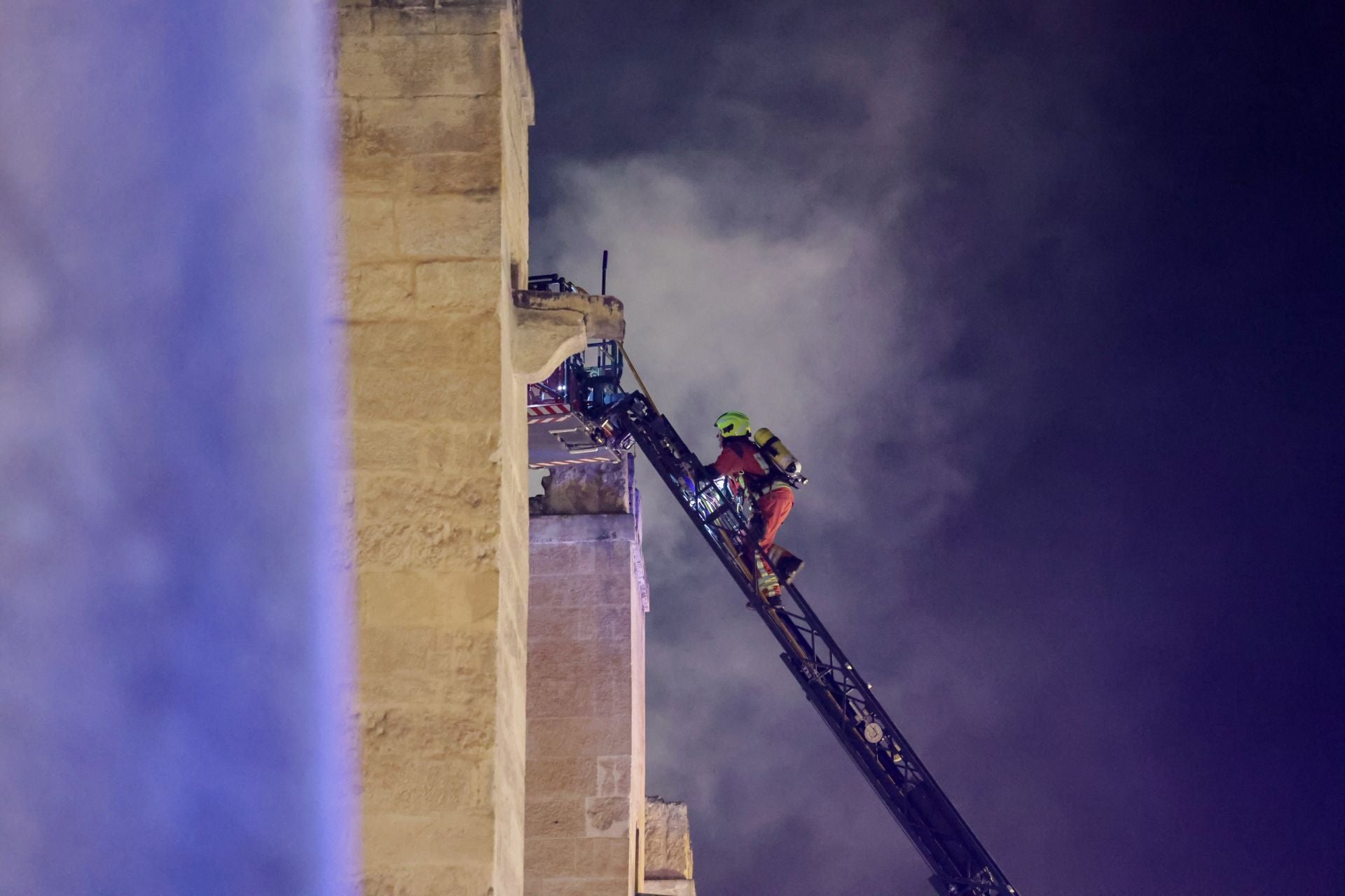 Las imágenes del inquietante incendio en la Mezquita de Córdoba